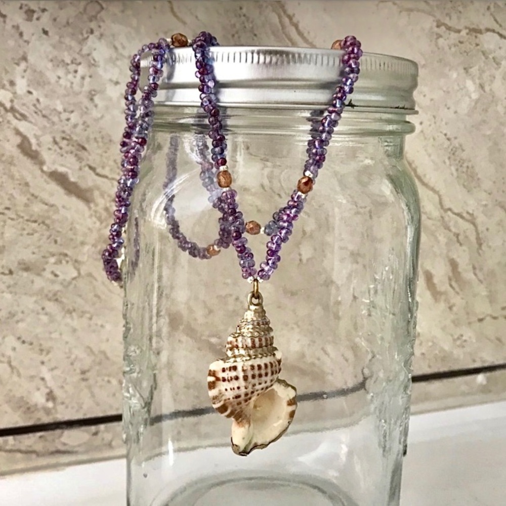 🪞 vibrant seashell pendant necklace